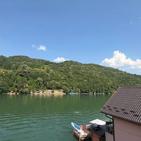 別荘 Idila Zvornickog Jezera *